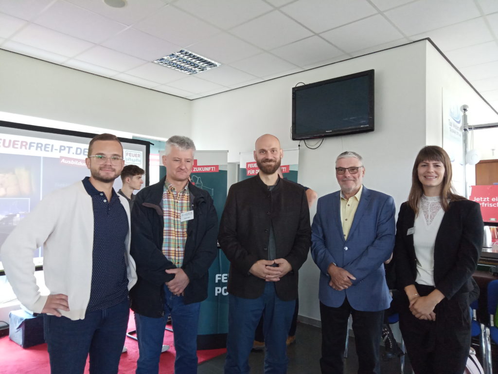 Gäste von der Agentur für Arbeit Sachsen-Anhalt-Süd und vom Landkreis Mansfeld-Südharz – Herrn Daniel Becker, Herrn Georg Lohr und Herrn Lukas Klaus mit Petre Holly von der Berufe Rallye und unserer Geschäftsführerin Ricarda Jurisch.