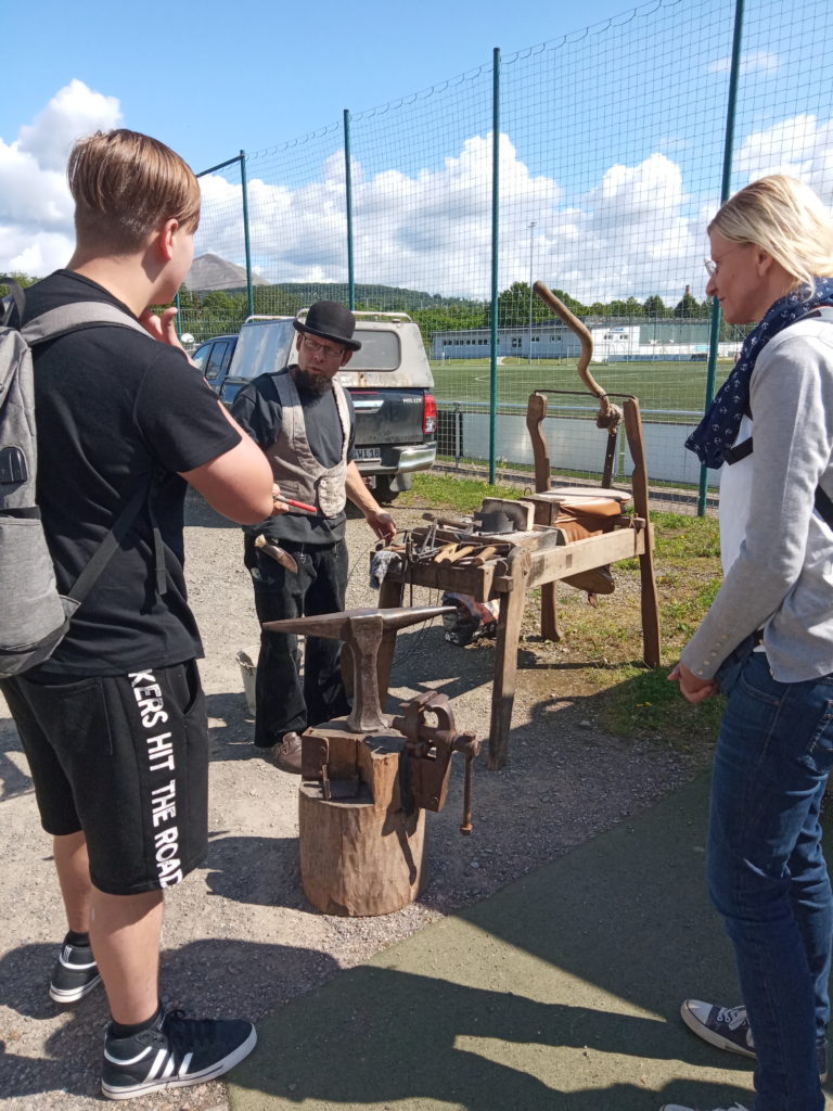 Schmied Jaeschke erklärt sein traditionelles Handwerk